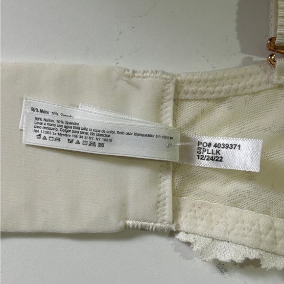 Le Mystere Buttercream White Lace Allure Convertible Plunge Bra 32DD - Picture 12 of 12